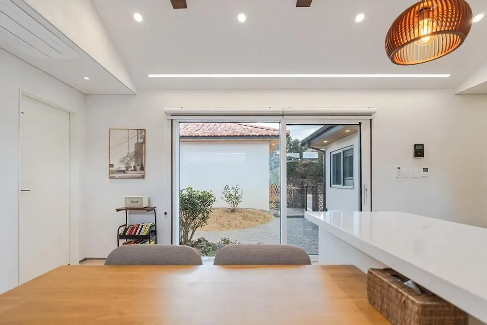 Jeju Stone Courtyard Pension 招待所